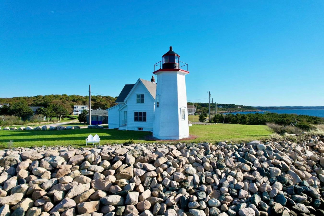 Cape Cod è famosa per la bellezza delle coste e i suggestivi fari. La peculiarità di questo? Dalla sala della lanterna, raggiungibile attraverso un'antica scala a chiocciola in mogano, si gode di un'impagabile vista sull'Atlantico.   Dove: Pocasset, Sta